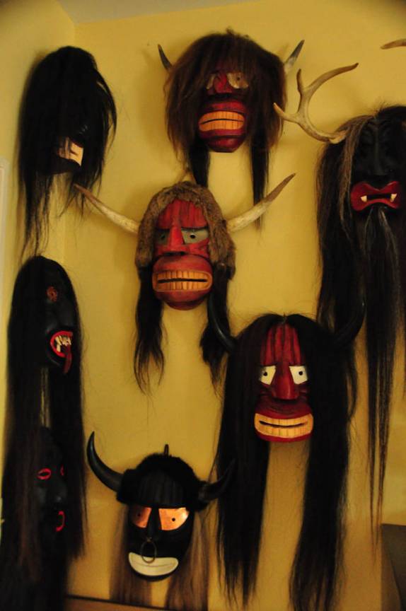 Máscaras indígenas que enfeitam e protegem dos maus espíritos a nossa pousada em Gananoque, na região das 1000 Islands, na fronteira do Canadá e Estados Unidos